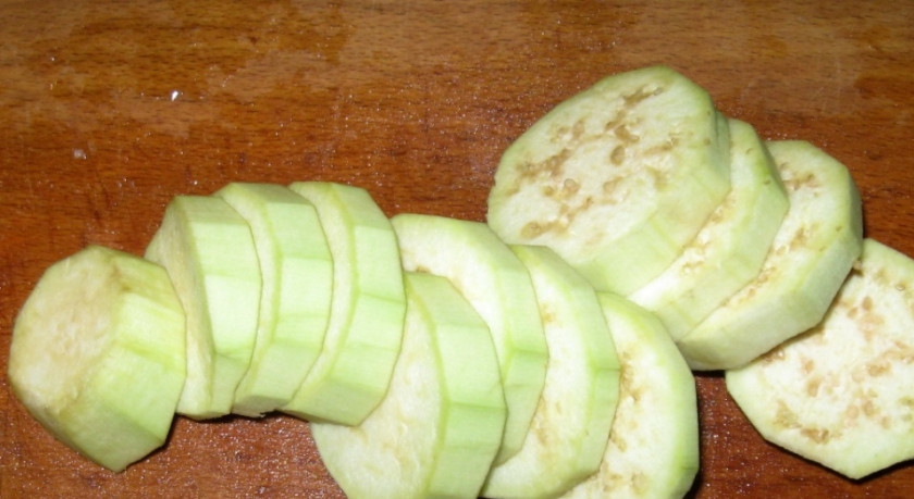 1. Этап. Свинина с баклажанами и кабачками: 3. Пока жарится мясо, нарезаем кабачки. Сразу лучше их нашинковать кружками, после чего разделить на 4 части. Отправляем овощи к мясу и тушим еще около 15 минут.