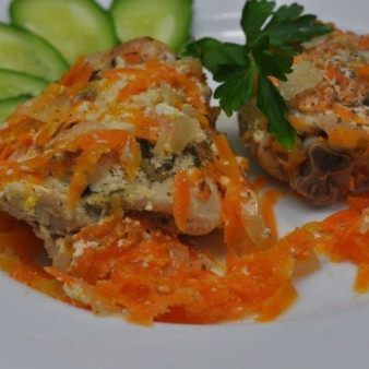 Куриные бедра, тушенные в мультиварке