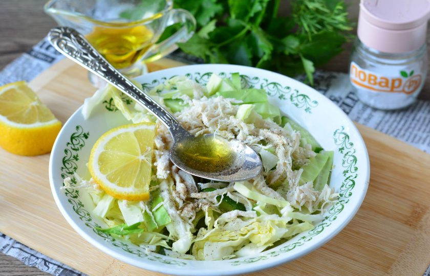 1. Этап. Салат с курицей и белокочанной капустой: Салат полейте маслом и лимонным соком.