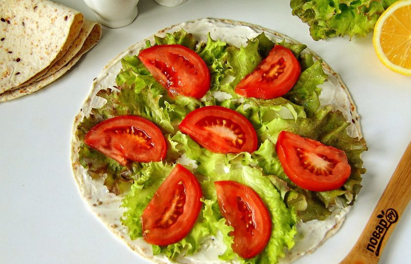 1. Этап. Ролл с сыром и ветчиной: На листья салата положите помидоры.