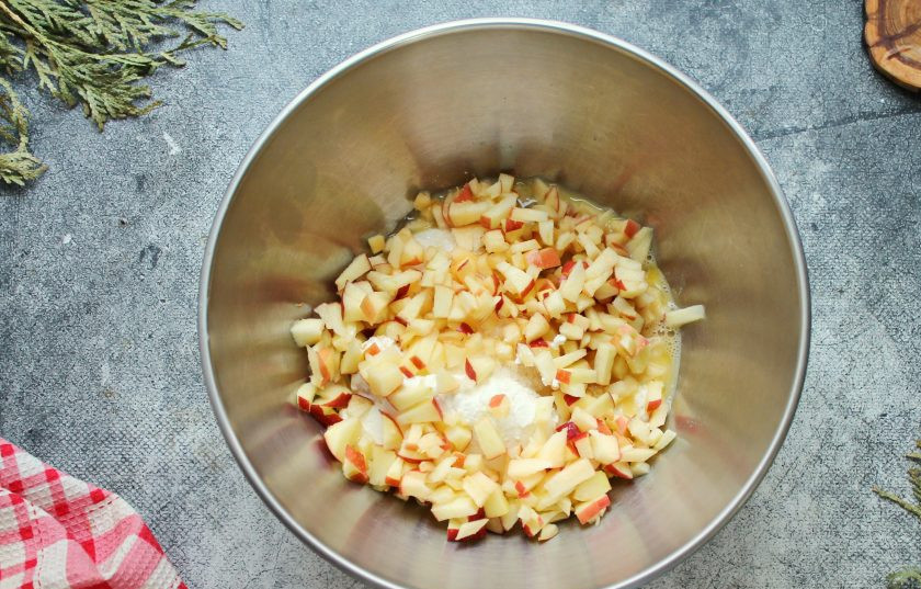 1. Этап. Булочки из слоеного теста с творогом и яблоком: Яблоки очистите от кожуры и сердцевины. Порежьте яблоко мелким кубиком, добавьте в творожную массу и перемешайте.