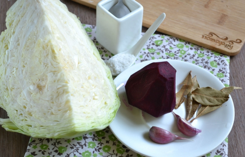 1. Этап. Капуста, маринованная со свеклой в банке: Подготовьте все необходимые ингредиенты. Очистите свеклу от кожуры, а капусту освободите от верхних листьев. Ополосните овощи под проточной водой.