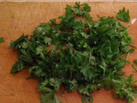 1. Этап. Грибная лапша из сушеных грибов: Зелень мелко нарежьте.