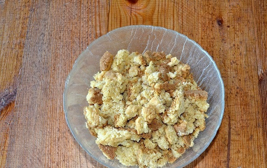 1. Этап. Торт Муравьиная горка: Когда тесто немного остынет, руками поломайте его на кусочки и выложите в глубокую мисочку.