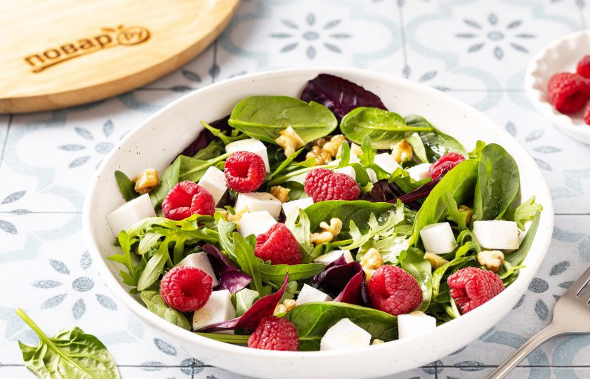 1. Этап. Салат со шпинатом, малиной и фетой: Полейте салат заправкой и подавайте к столу. Приятного аппетита!