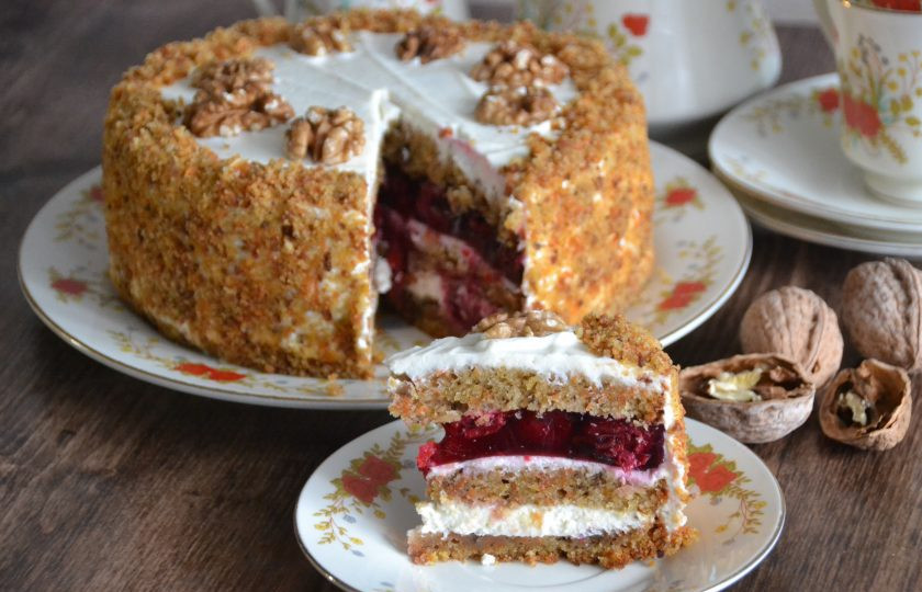 1. Этап. Морковный торт с вишней: Торт получился просто невероятно вкусным, а самое главное кроется внутри, это вишневая начинка.