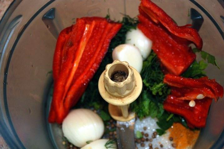 1. Этап. Аджика из алычи на зиму: 2. Пока алыча остываем, в блендере смешаем все специи, перец и чеснок.