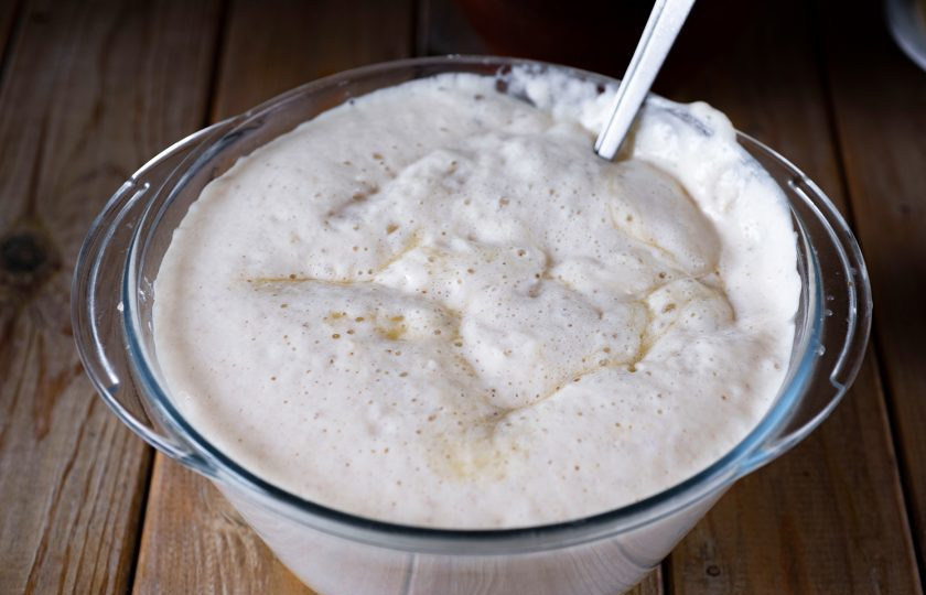 1. Этап. Булочки с грецкими орехами и корицей: Сладкую яичную смесь зальем к опаре и перемешаем все ложкой.