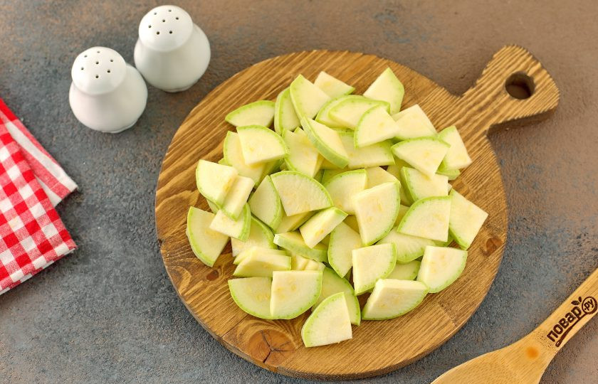 1. Этап. Пенне с цукини: Цукини нарежьте кружочками, а затем каждый кружок еще на 2 или 4 части, в зависимости от размера.