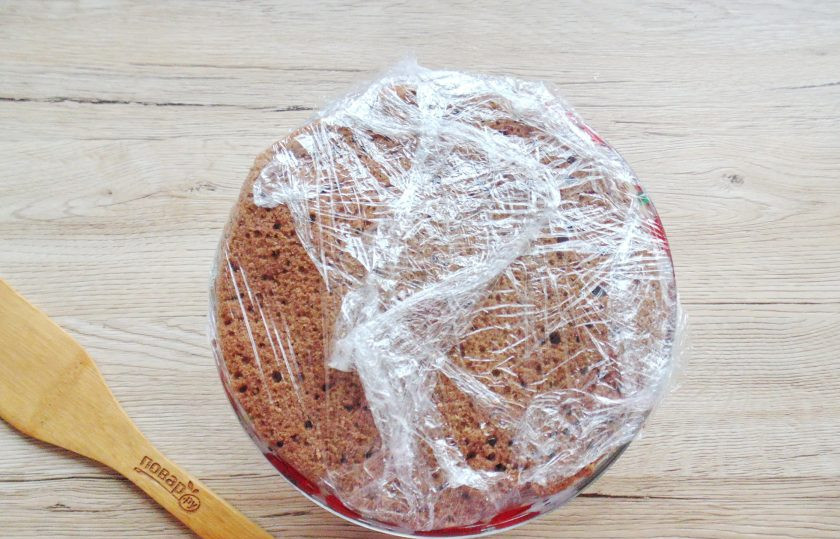 1. Этап. Торт Ай-Петри с вишней: Края пищевой пленки поднимите и накройте торт. Отправьте его в холод на 5-6 часов, а лучше на ночь.