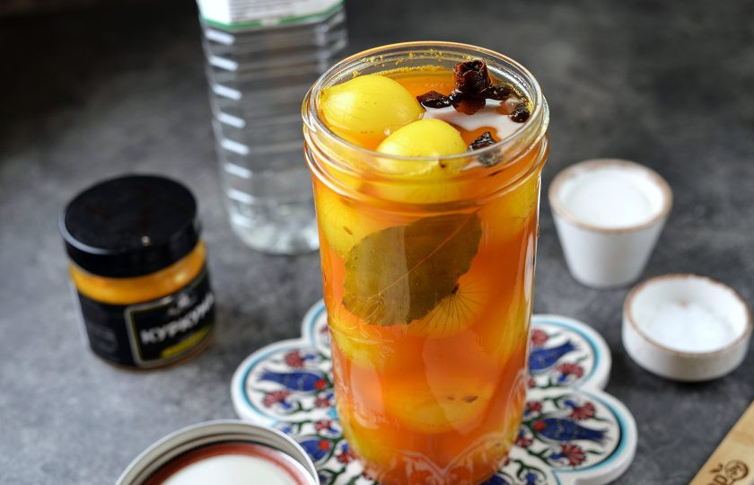 1. Этап. Луковички на индийский манер: Оставьте лучок в маринаде до полного остывания. Можно оставить прямо в сотейнике или же переложить в банку, а затем отправить в холодильник на сутки, чтобы лук промариновался.