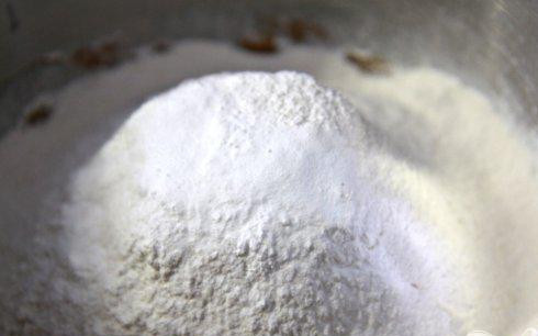 1. Этап. Тыквенный хлеб с орехами: 5. Постепенно добавить тыквенную смесь и перемешать. Смешать с орехами, если они используются.