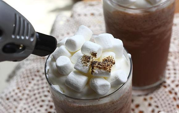 1. Этап. Охлажденный горячий шоколад: 5. Налить шоколадный напиток в охлажденные стеклянные бокалы. Украсить каждый взбитыми сливками. Посыпать дополнительно нарезанными кусочками шоколада и мини-зефиром по желанию и сразу же подавать.