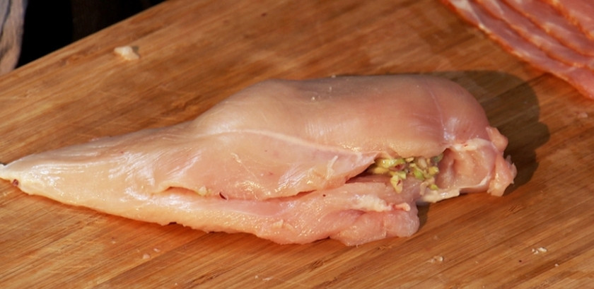 1. Этап. Куриная грудка в беконе: Куриную грудку помойте, заверните в неё начинку. А вокруг обмотайте беконом.