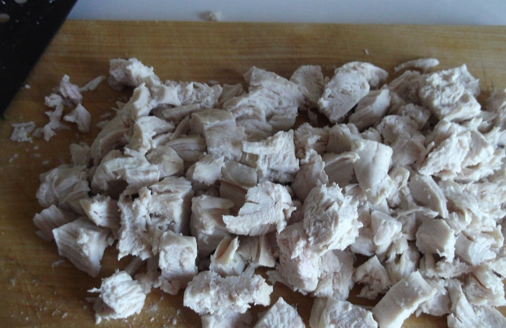 1. Этап. Салат из черешкового сельдерея: Отварную куриную грудку нарезаем небольшими кубиками.