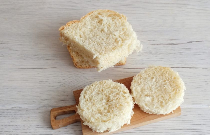 1. Этап. Бутерброды по-сахалински: Нарежьте хлеб на ломтики. С помощью стакана вырежьте круглые заготовки.