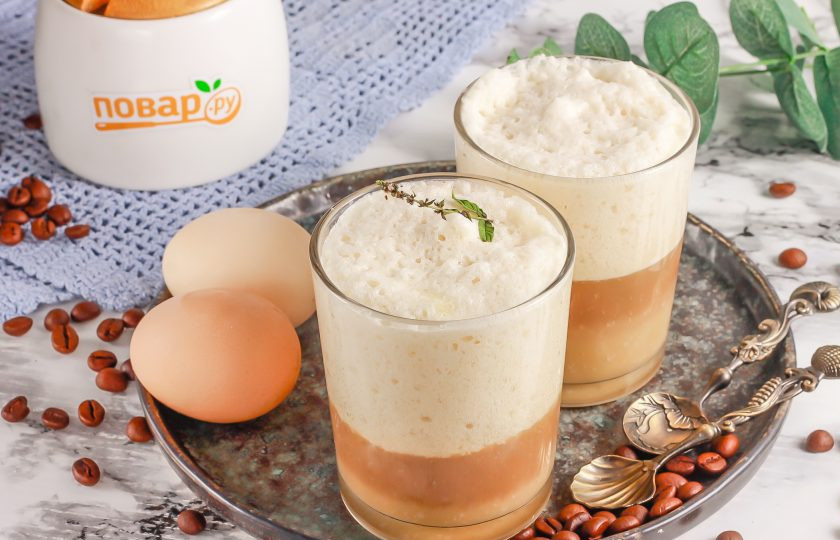 1. Этап. Кофейный гоголь-моголь: Выложите кофейный гоголь-моголь в чашки или в стаканы и подайте к столу. По желанию можно присыпать тертым шоколадом, кокосовой стружкой или мятой.