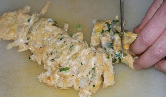 1. Этап. Суп Кукси: 7. Острым ножом нарежьте омлет на небольшие кусочки.