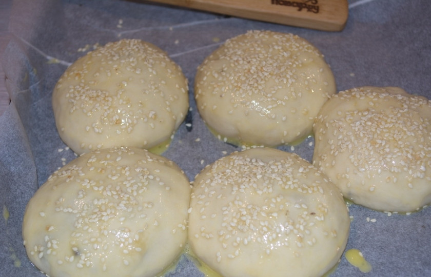 1. Этап. Булочки с мясом в духовке: Булочки перед выпечкой нужно смазать взбитым яйцом. Я еще люблю посыпать их кунжутом.