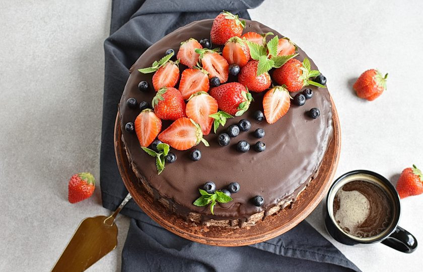 1. Этап. Клубничный торт с шоколадным кремом и глазурью: Подавать к столу можно сразу.