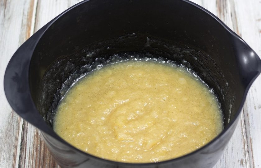 1. Этап. Яблочный трайфл: 3. Когда яблоки остынут, превратите их в пюре, убрав ваниль.