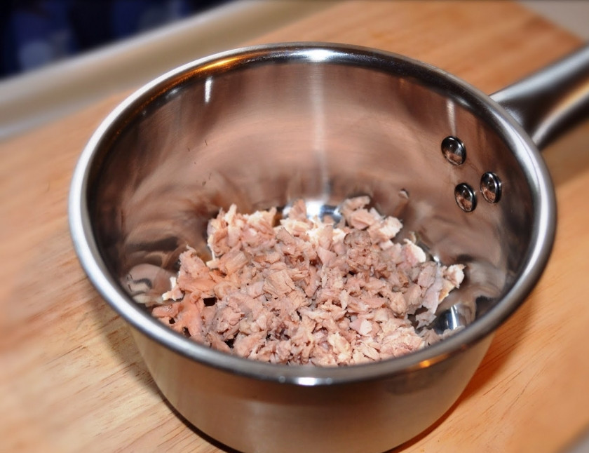 1. Этап. Купаты на сковороде: 1. Курицу мелко шинкуем, но не перекручиваем на мясорубке. Так колбасы будут более сочными.