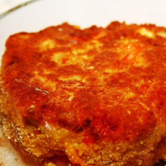 1. Этап. Чушка бюрек: Обваливаем перцы в муке, взбитом яйце и панировочных сухарях, после чего обжариваем на среднем огне с обеих сторон до румяной корочки.