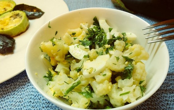 1. Этап. Салат из цветной капусты с яйцом: Салат из цветной капусты с яйцом готов. Приятного аппетита!