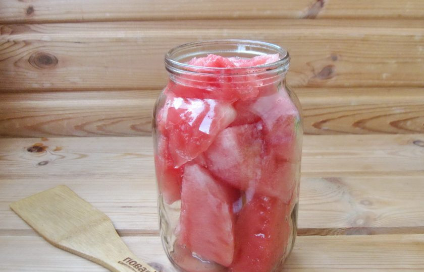 1. Этап. Арбузы в банке с лимонной кислотой: Переложите куски арбуза в стерилизованную банку.