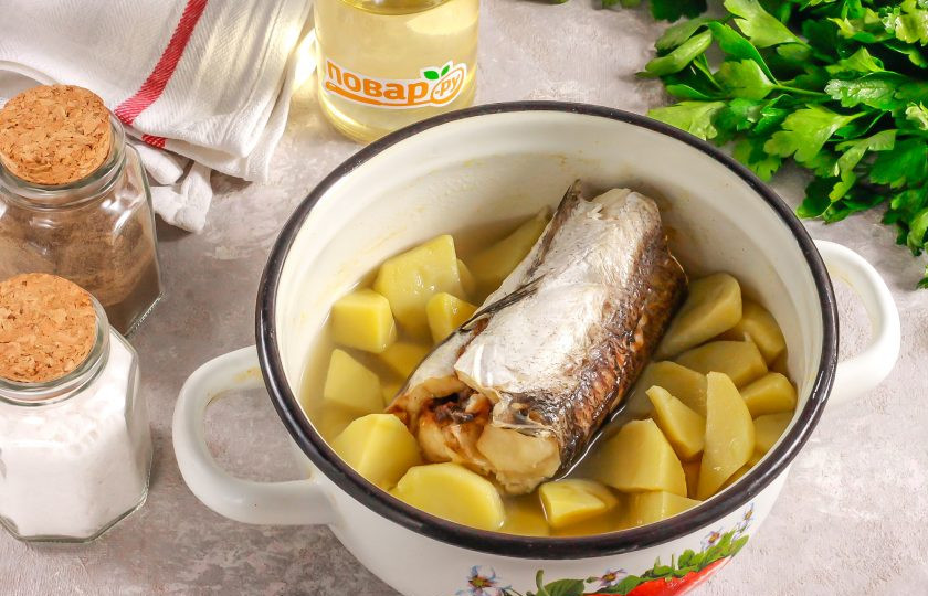 1. Этап. Рыбная запеканка как в детском саду: Картофель нарежьте средними кубиками и выложите в кастрюлю. Туда же выложите и рыбу. Отварите примерно 15-20 минут до готовности картофельной нарезки. Посолите воду, по желанию можно добавить парочку лавровых листьев.