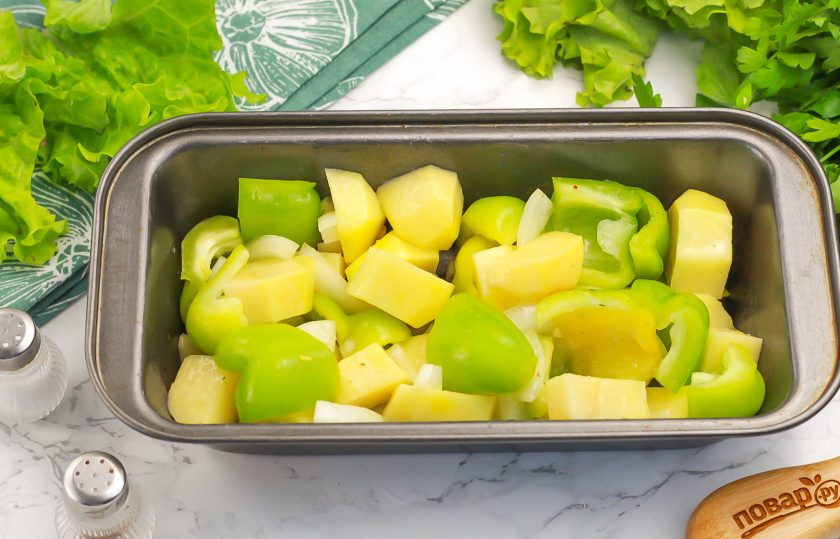 1. Этап. Перец в духовке запеченный с картофелем: Добавьте приправу по вкусу, растительное масло и перемешайте. Выложите в форму и накройте ее фольгой.