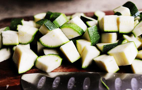 1. Этап. Паста салат с помидорами, цукини, и сыром Фета: И теперь режем всё поперёк.