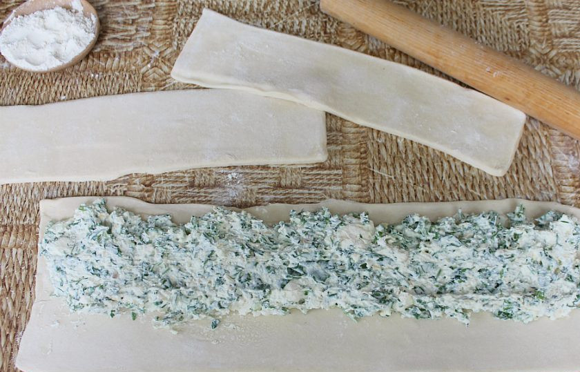 1. Этап. Греческая улитка: Начинку выкладываем ближе к одному бортику.