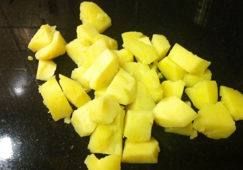 1. Этап. Малагский салат: Отварной картофель чистим и крупно режем кубиками.