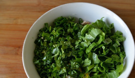 1. Этап. Салат Максимум пользы в одной тарелке: Щавель режем крупно, остальную зелень мелко, кладём в салат.