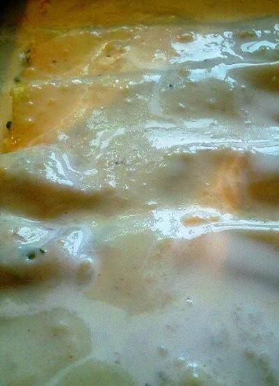 1. Этап. Каннелони со шпинатом: Опять же, аккуратненько перекладываем каннелони в форму для выпекания, заливаем сливками, присыпаем небольшим количеством пармезана и запекаем 20 минут при 160 градусах.