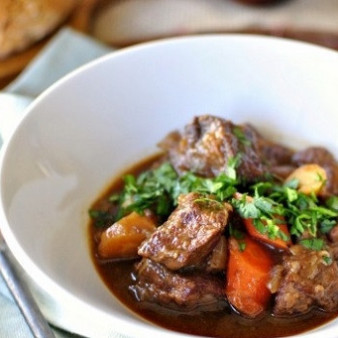 Говядина, тушенная с картошкой в кастрюле