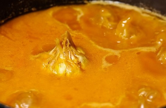 1. Этап. Простой рецепт плова из баранины: 10. Верните чеснок на место, добавьте снова воду, соль и специи.