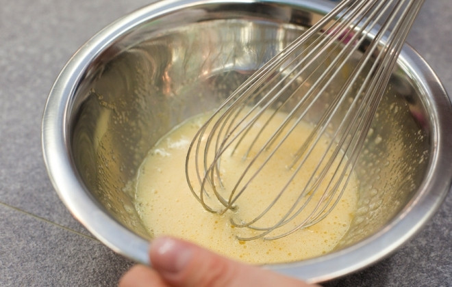 1. Этап. Ватрушка на скорую руку: Взбиваем яйца с оставшимся сахаром и добавляем ванильный сахар.