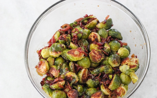 1. Этап. Теплый салат с брюссельской капустой: 6. Когда капуста приобретет красивый золотистый оттенок, смешайте ее с беконом в глубокой тарелке и подавайте блюдо теплым.