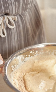 1. Этап. Морковный кето-торт: Перемешать лопаткой.