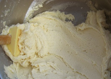 1. Этап. Пирожки на кефире жареные: В миску наливаем кефир, кладём сахар, соль, соду, перемешиваем и, постоянно помешивая, добавляем муку. Хорошо перетираем тесто.