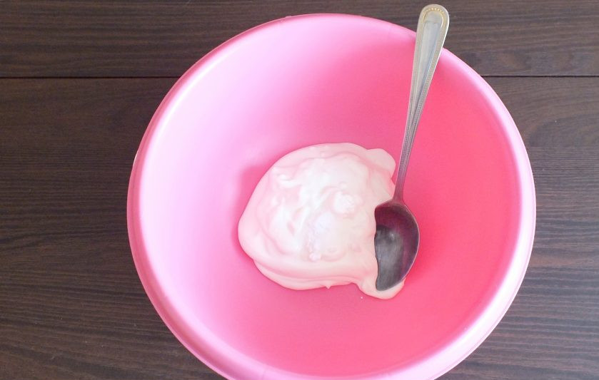 1. Этап. Сахарный пирог с яблоками: В чаше соедините сметану и соду. Перемешайте. Оставьте на 5 минут.