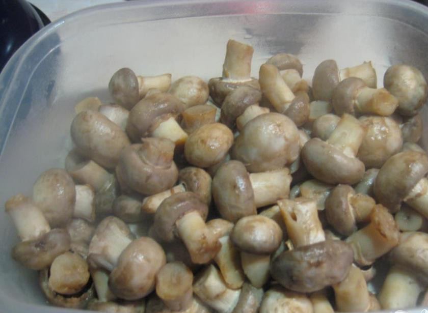 1. Этап. Грибочки маринованные Рождественские: 3. После этого воду с кастрюли сливаем. Грибочки оставляем внутри кастрюли.