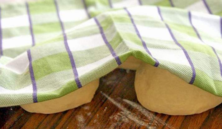 1. Этап. Бухарская самса: Разделите тесто на 3-4 равных части, каждую скатайте в небольшой кружок. Накройте тесто полотенцем, оставьте на полчаса.