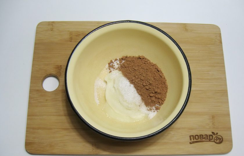 1. Этап. Бостонский кремовый пирог: Приготовьте глазурь для торта. В миске смешайте сахар, сметану, какао.