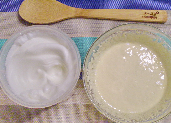 1. Этап. Бисквитное тесто для торта: Белки взбиваем до устойчивых пиков (в очень плотную пену). Обе массы должны быть воздушные.