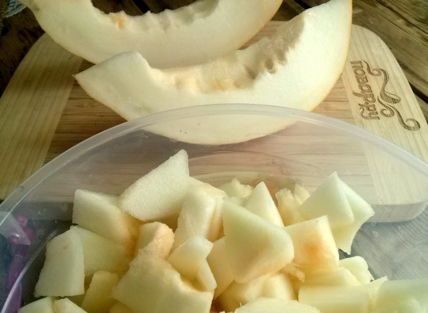 1. Этап. Джем из дыни на зиму: Дыню помойте, разрежьте пополам, ложкой удалите семена. Очистите ее от кожуры. Затем нарежьте кусочками длиной около 2 сантиметров.