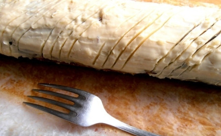 1. Этап. Морковный рулет с сырной начинкой: Сверху рулет обмазываем сырным кремом и делаем вилкой линии для красоты. Затем отправляем рулет в холодильник на 1 час.