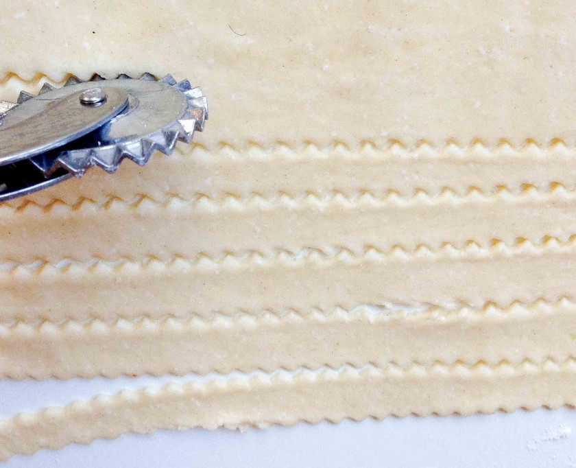 1. Этап. Корзиночки из творожного теста с ягодами: Из оставшегося теста вырежьте полоски.